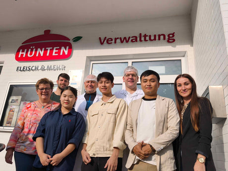Gruppenfoto der Auszubildenen mit den Geschäftsführer und den Abteilungsleiter