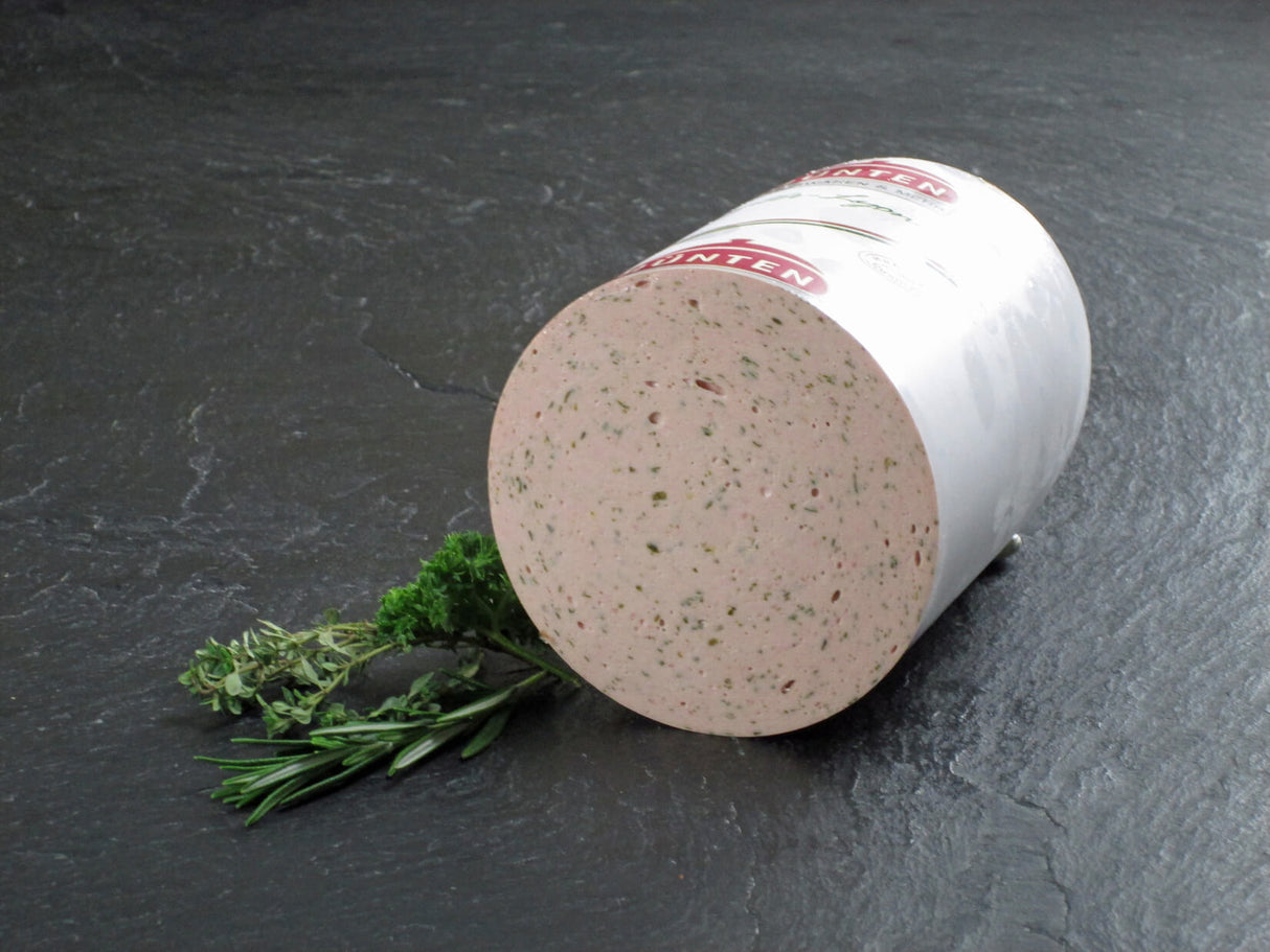 Eine halbe Kräuterlyonerwurst vom EIFEL Schwein angerichtet mit Petersilie Thymian und Rosmarin auf Schieferhintergrund