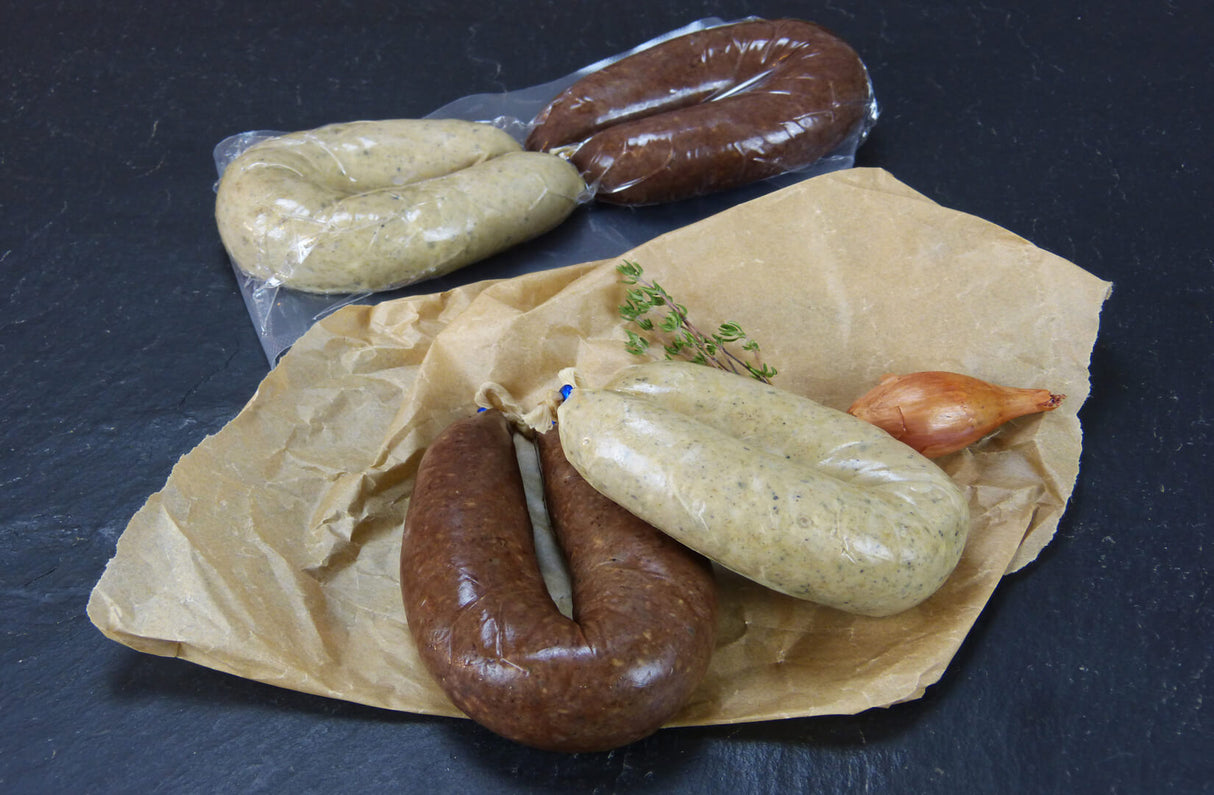 Unser Küsschen je eine Bauernleber und Blutwurst vom EIFEL Schwein mit Zwiebeln auf Backpapier