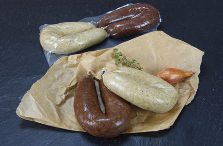 Unser Küsschen je eine Bauernleber und Blutwurst vom EIFEL Schwein mit Zwiebeln auf Backpapier