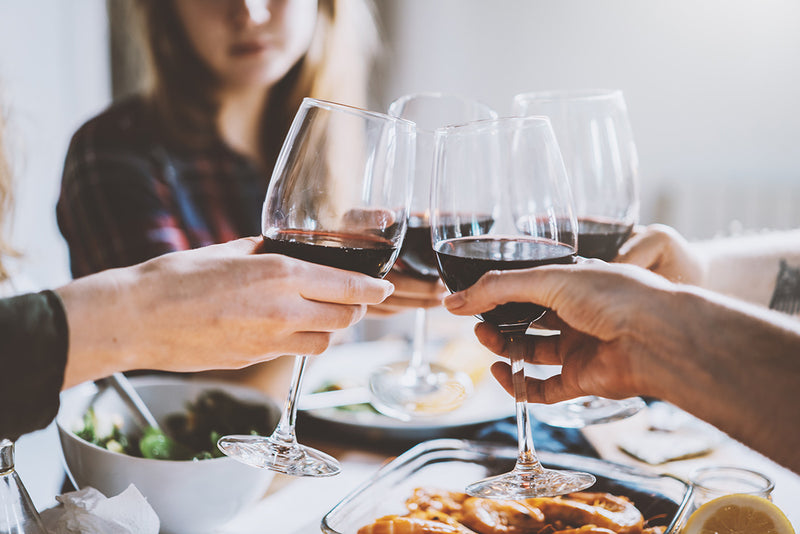 Bild Freunde stoßen mit Weingläsern an