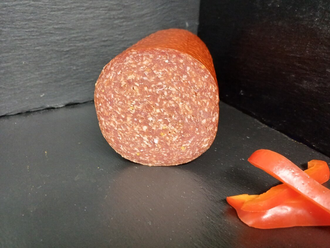 Bauernsalami ungarische Salami am Stück mit Dekoration Paprika