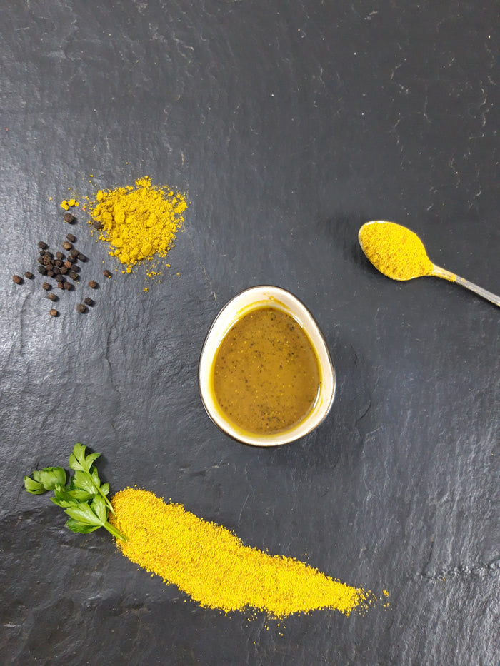 Bombay Marinade angerichtet mit Currypulver Petersilie und Pfeffer