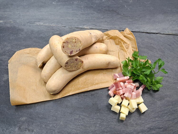 Bratwurst Bacon Cheese roh mit Käsewürfeln und Baconwürfeln aus Schieferhintergund