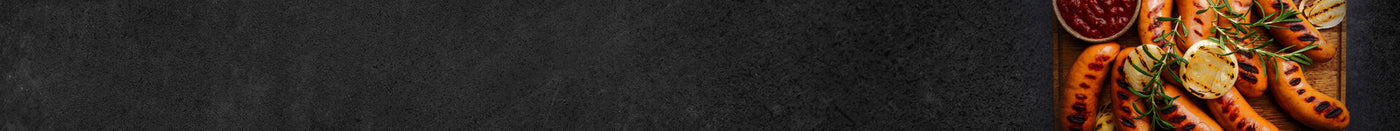 Banner Bratwurstplatte mit Sauce und Petersilie auf Schieferhintergrund