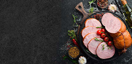 Banner 2 Dosen Leberwurst fein mit Kalbfleisch im Anschnitt auf Schieferhintergrund