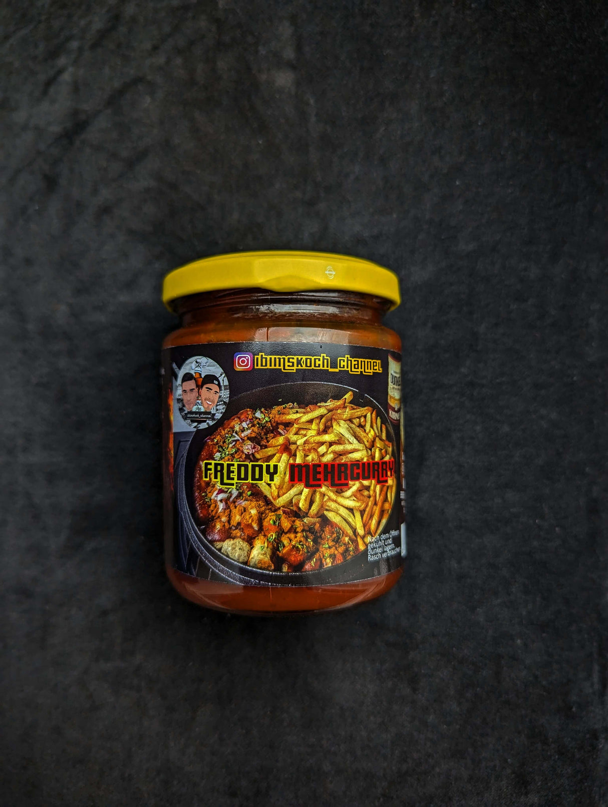 Freddy MehrCurry Sauce im Glas auf Schiefer Hintergrund