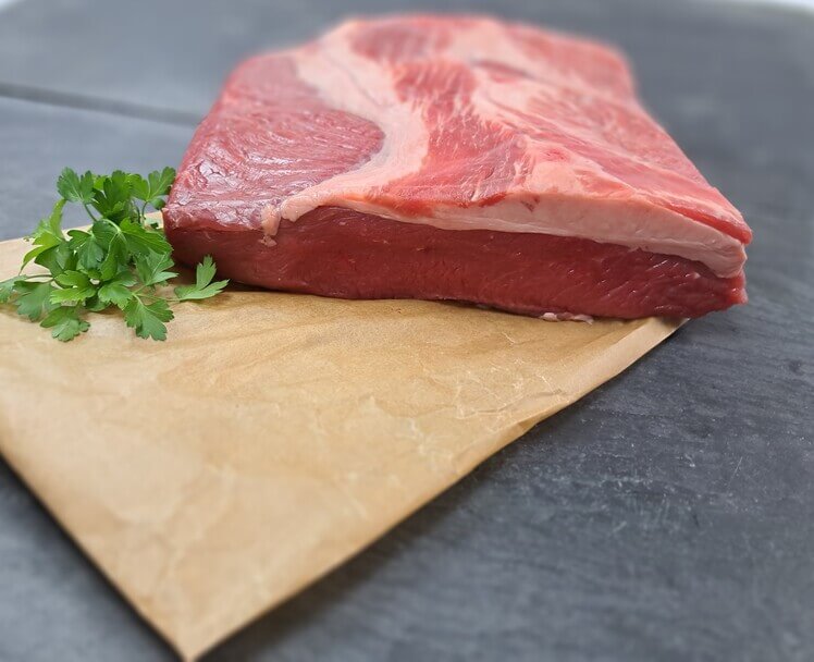 Jungbullen Brust mit glatter Petersilie auf Schieferhintergrund