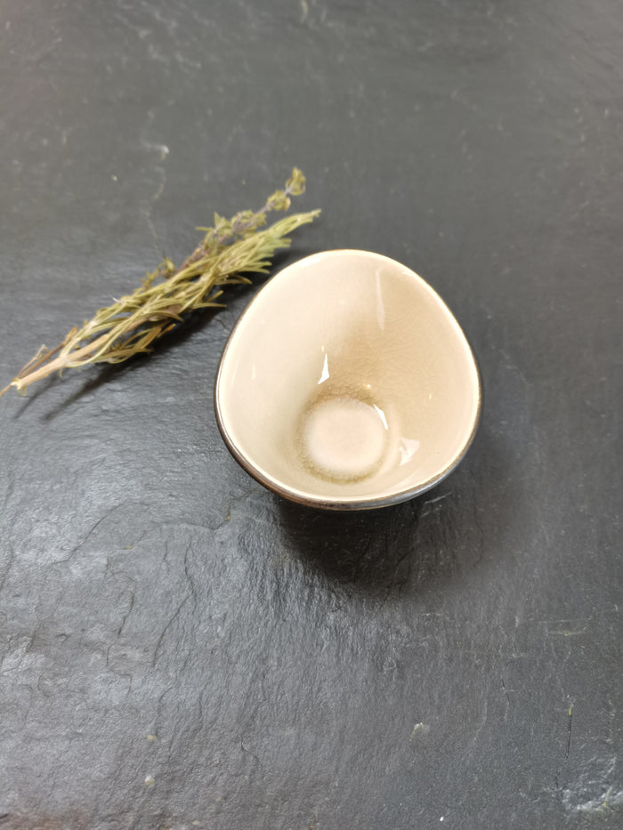 Leere kleine Schale mit Rosmarin auf Schieferhintergrund