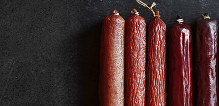 Banner Rohwurststangen auf Schieferhintergrund