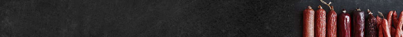 Banner Rohwurststangen mit Schinkenmettwüstchen auf Schieferhintergrund