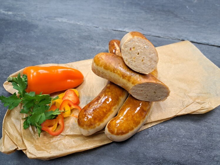 Rostbratwurst Tex Mex gebraten mit Parika auf Schieferhintergund