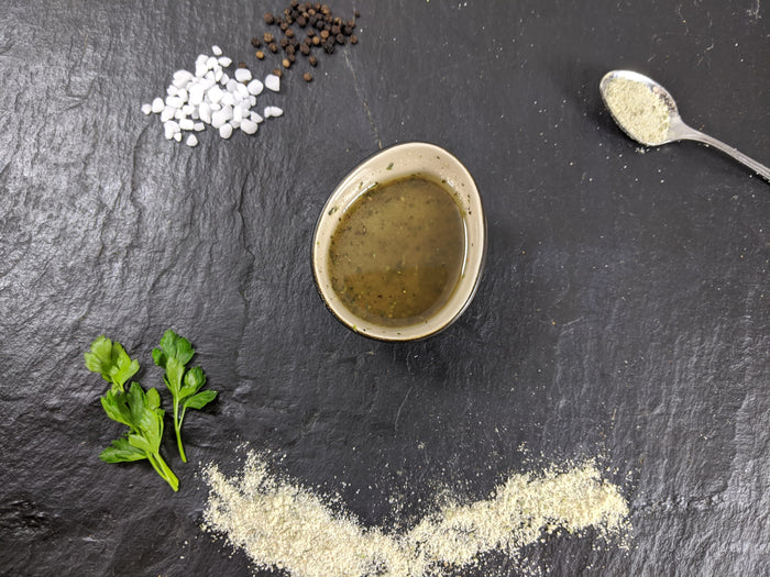 Salz Pfeffer Marinade auf schiefer Hintergrund angerichtet mit Salz Pfeffer und Petersilie