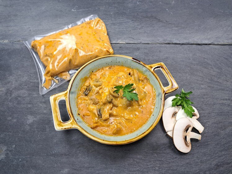 Schweine Geschnetzeltes Braumeister Art mit Champignons auf Schieferhintergrund