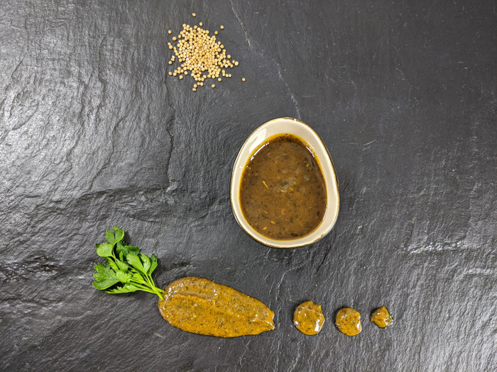 Senfzauber Marinade angerichtet mit Senfkörnern und Petersilie