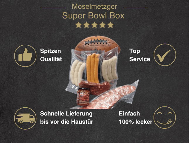 Super Bowl Box Spareribs von der Brustspitze Spicy smoke BBQ Sauce argentinisches Hüftsteak 3er Pack Wiener Würstchen 3er Pack Bratwurst und 3er Pack Käsebratwurst dekoriert mit fottball auf Schieferplatte