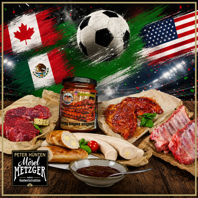 Grillpaket bestehend aus Schweinenackensteak Barbecue, 3 Stück à 180 g, EIFEL Schwein
Bratwurst vom EIFEL Schwein, 3 Stück à 120 g
Käsebratwurst vom EIFEL Schwein, 3 Stück à 120 g
Argentinisches Rumpsteak, 2 Stück à 200 g
Spareribs von der Brustspitze, 400 g
Spicy Smoke Sensation BBQ Sauce, serviert auf einer Holzplatte, dargestellt mit Flaggen der Gastgebernationen