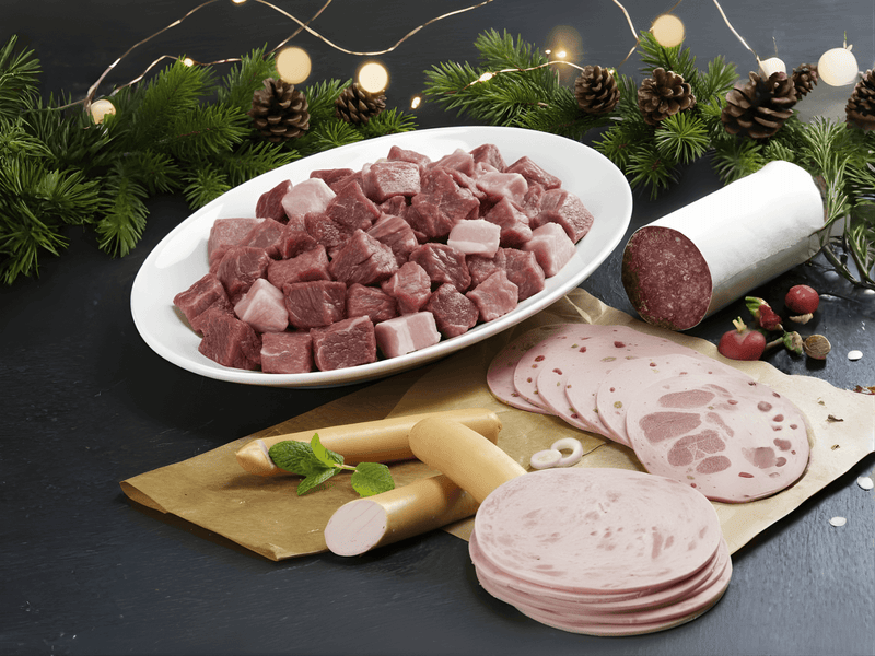 Gulasch gemischt, Haussalami, Aufschnitt gemischt und Wiener Würstchen mit Tannenzweig Deko