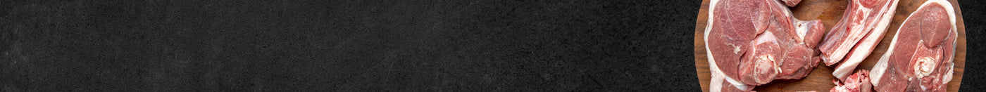 Kotelett auf einem Holzbrett auf Schieferhintergrund