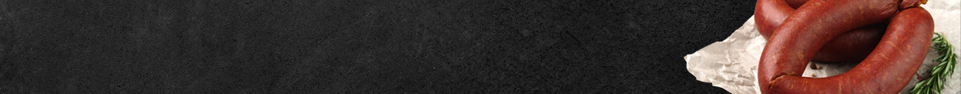 Wurst vom Rind vom Moselmetzger angerichtet auf Backpapier mit Schiefer Hintergrund