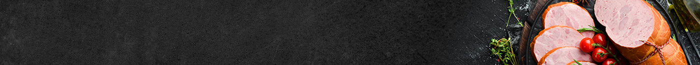 Banner mit Brühwurstsorte teils geschnitten auf Holzbrett dekoriert mit Strauchtomaten auf schwarzem Hintergrund