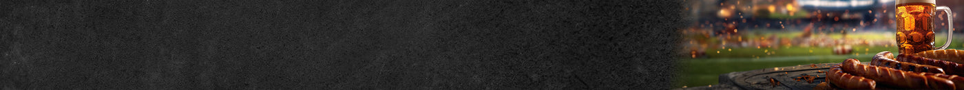 Ein Glas Bier mit Bratwürstchen im Fußballstation