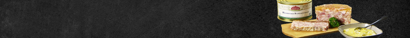 Hausmacher Schwartenmagen aus der Dose dekoriert auf Holzbrett mit Petersilie im Hintergrund die geschlossene Dose mit Etikett im Vordergrund ein Schälchen mit Senf