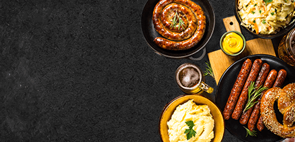 Brotzeit Oktoberfest mit Bratwurstschnecke und Salat und Kartoffelpüree