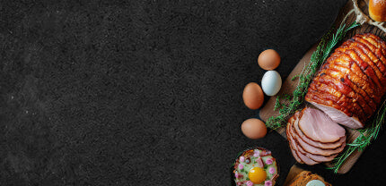 Osterbraten dekoriert mit Eiern auf Schieferhintergrund