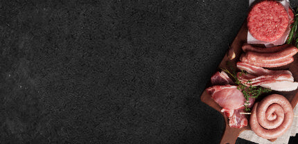 rohes Grillgut Burger rohe Bratwurstschnecke Stielkotelett und Dörrfleisch