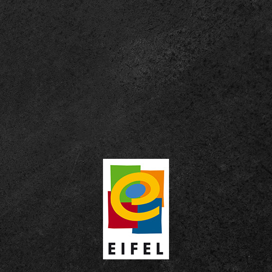 Regionalmarke EIFEL Logo kleines e in gelb in der Mitte von vier Farbfeldern in rot grün blau und orange mit weißem Hintergrund auf Schieferplatte