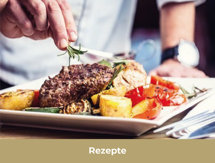 Unsere Rezepte mit Abbildung einer Kochhand die ein Gericht auf einem Teller dekoriert