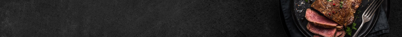 Rindersteak in Scheiben geschnitten auf Schieferhintergrund