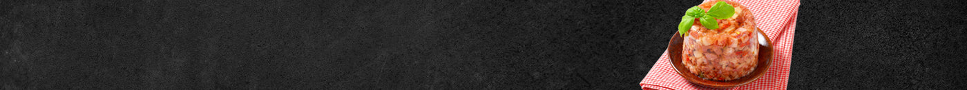 Sülze angericht auf Teller auf rot kariertem Tuch auf schwarzem Hintergrund