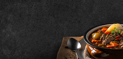 Rindersuppenfleisch in der Terrine auf Schieferhintergund