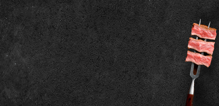 Fleischspieß auf Schieferhintergrund