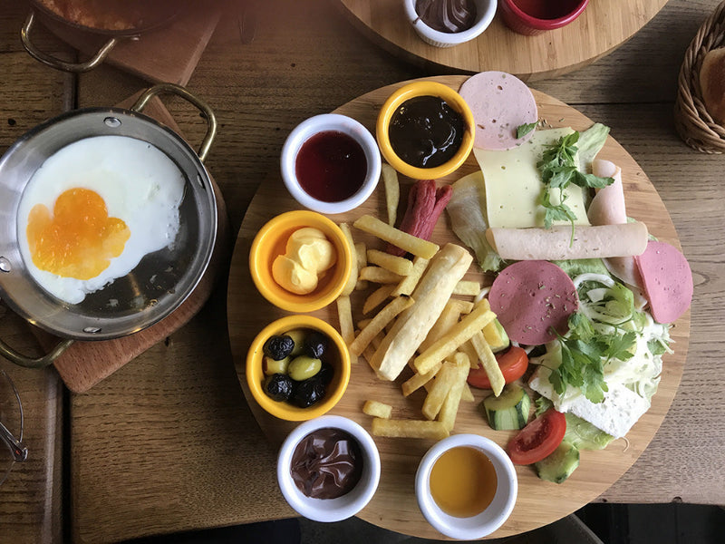 Bild gemischte Vorspeisenplatte auf Holzhintergrund