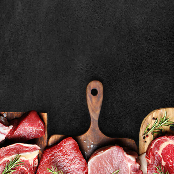 Bildanschnitt rohes Fleisch auf Holzbrettern auf schwarzem Hintergrund