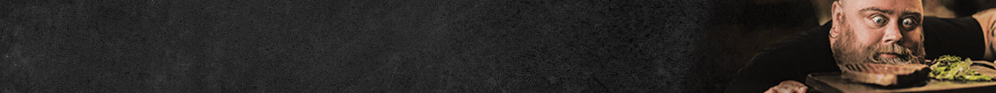 Mann mit Glatze der mit riesigen Augen auf ein Holzbrett guckt auf Schieferhintergrund