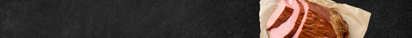 Bildanschnitt Lachskasseler angerichtet auf Backpapier auf schwarzem Hintergrund