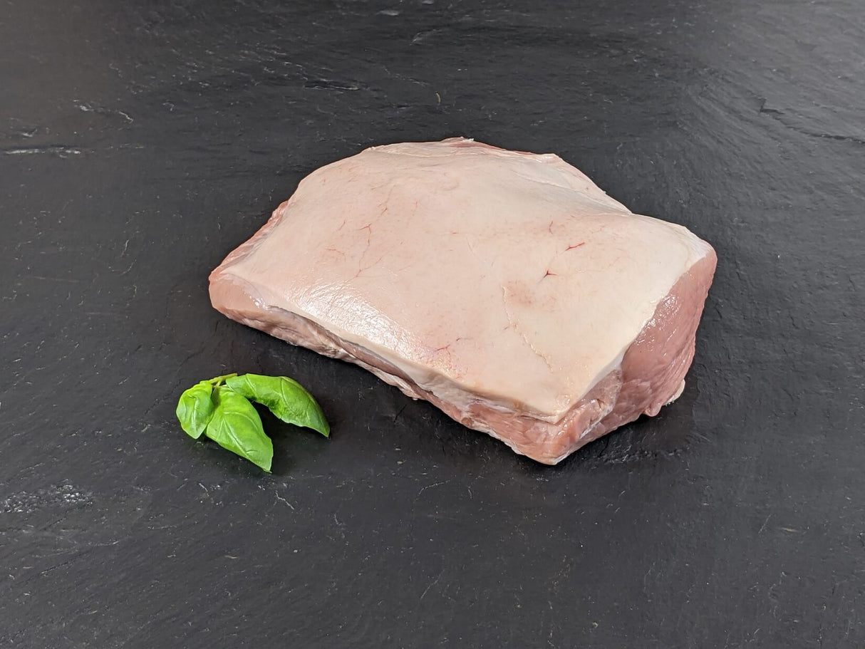 Schweine Hüfte auf Schieferhintergrund