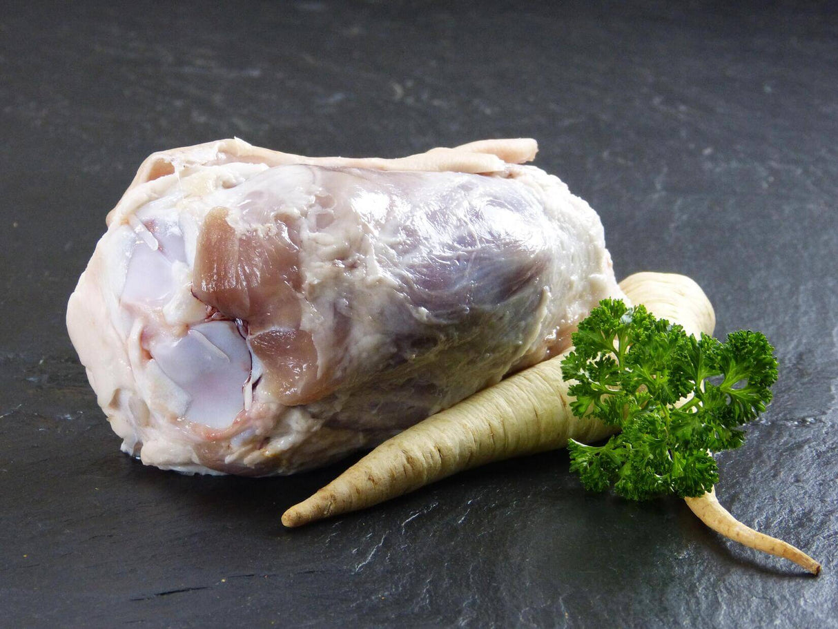 Hintereisbein gepökelt mit Rettich und Petersilie auf Schieferhintergrund