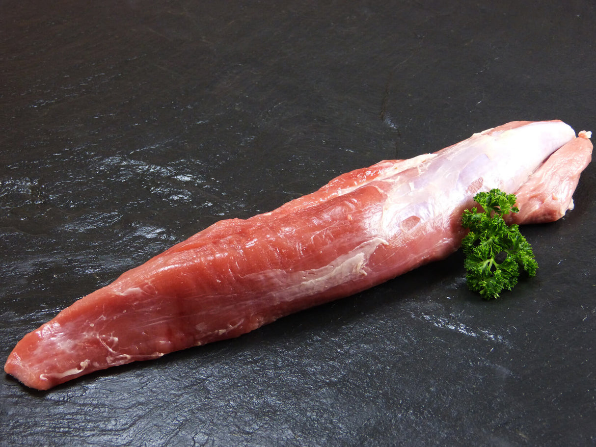 Schweinefilet ohne Kette mit Petersilie auf Schieferhintergrund