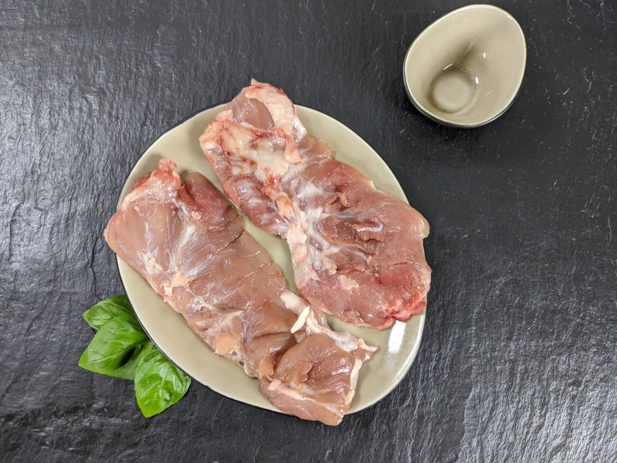 Spidersteak auf Teller mit Kräutern auf Schieferhintergrund