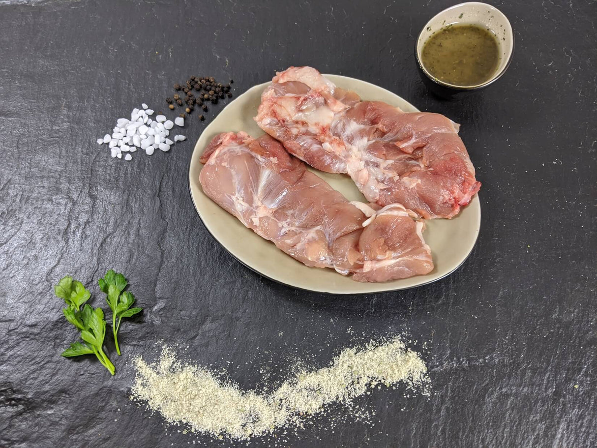 Spider Steak Kachelfleisch Pfeffer und Salz auf Teller mit einer Schale Marinade grobem Salz und Pfefferkörnern und Kräutern auf Schieferhintergrund
