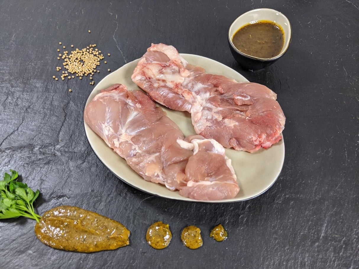 Spider Steak Kachelfleisch Senfzauber auf Teller angerichtet mit einer Schale Marinade Kräutern und Senfkörnern