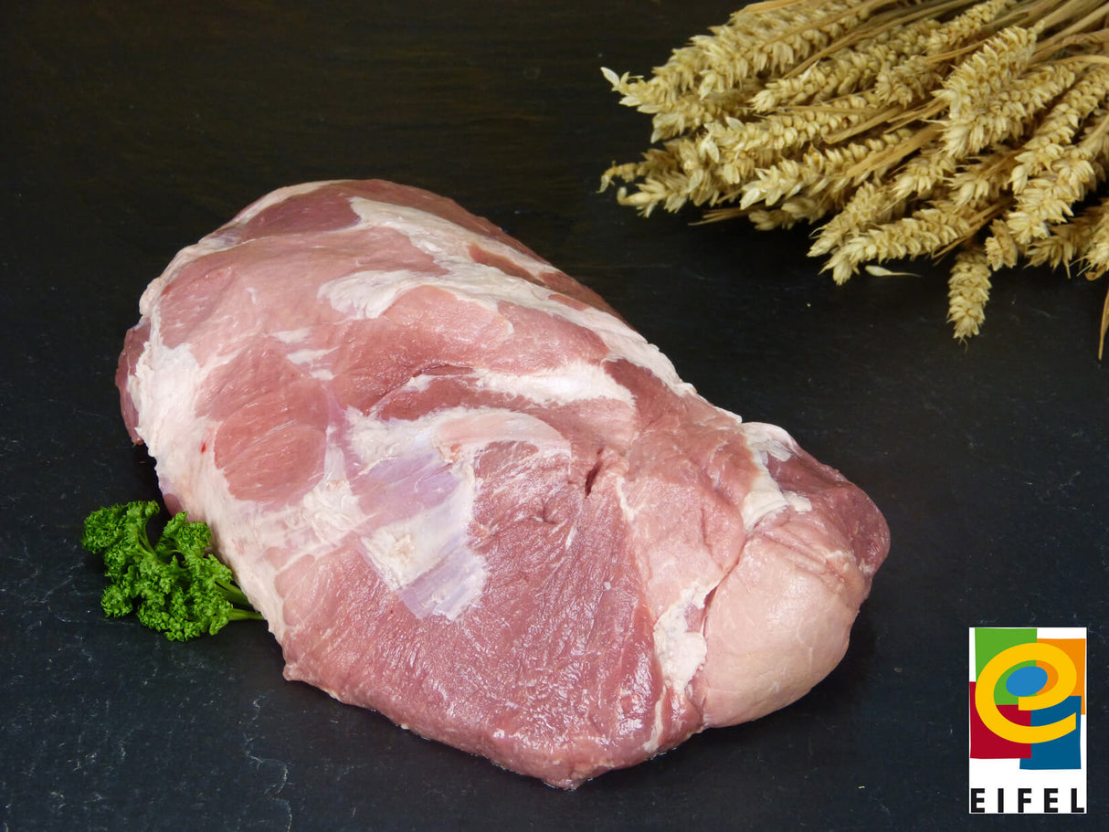 Kamm ohne Knochen vom EIFEL Schwein mit Petersilie und Ähren auf Schieferhintergrund