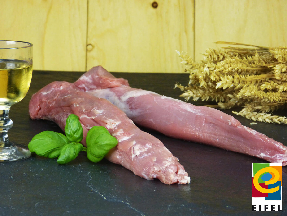 Schweinefilet vom EIFEL Schwein angerichtet mit Kräutern auf Schieferhintergrund