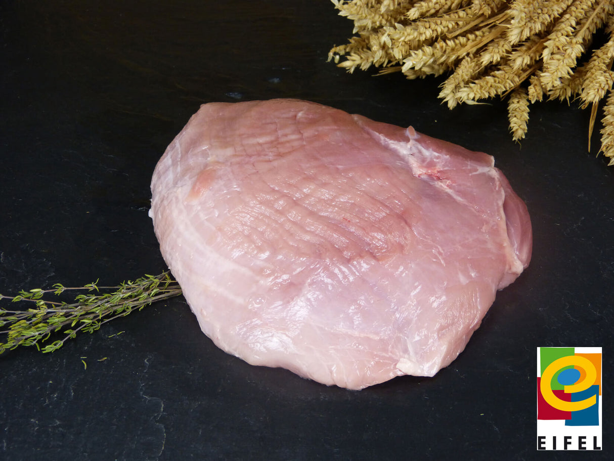 Schweineoberschale vom EIFEL Schwein mit Thymian und Ähren auf Schieferhintergrund