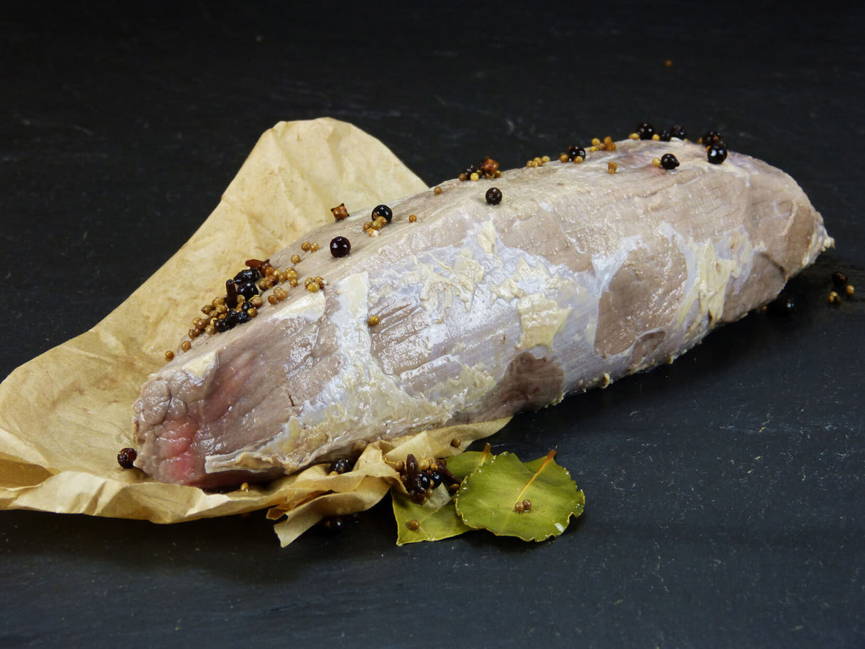 Rinder Sauerbraten aus der Semerrolle mit Gewüzen der Lake auf Schieferhintergrund